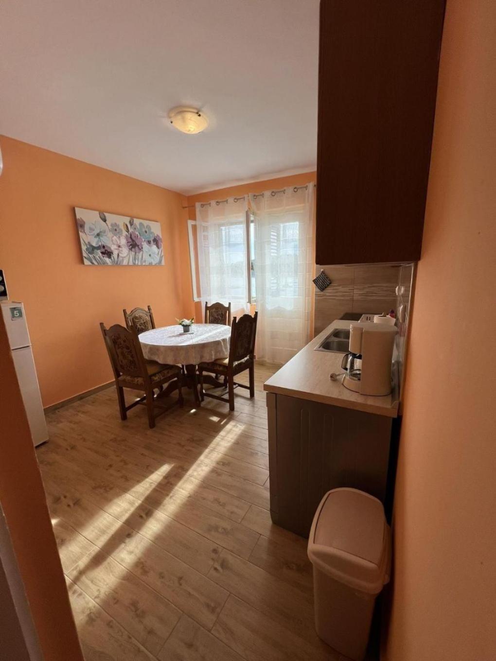 Ivi - 50 M From Sea Apartman *